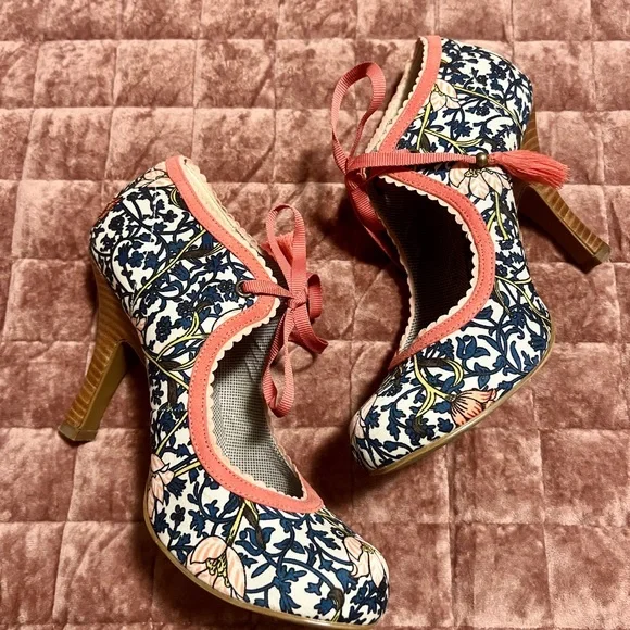 Floral Patterned Heels with Pink Accents - Picture 2 of 9